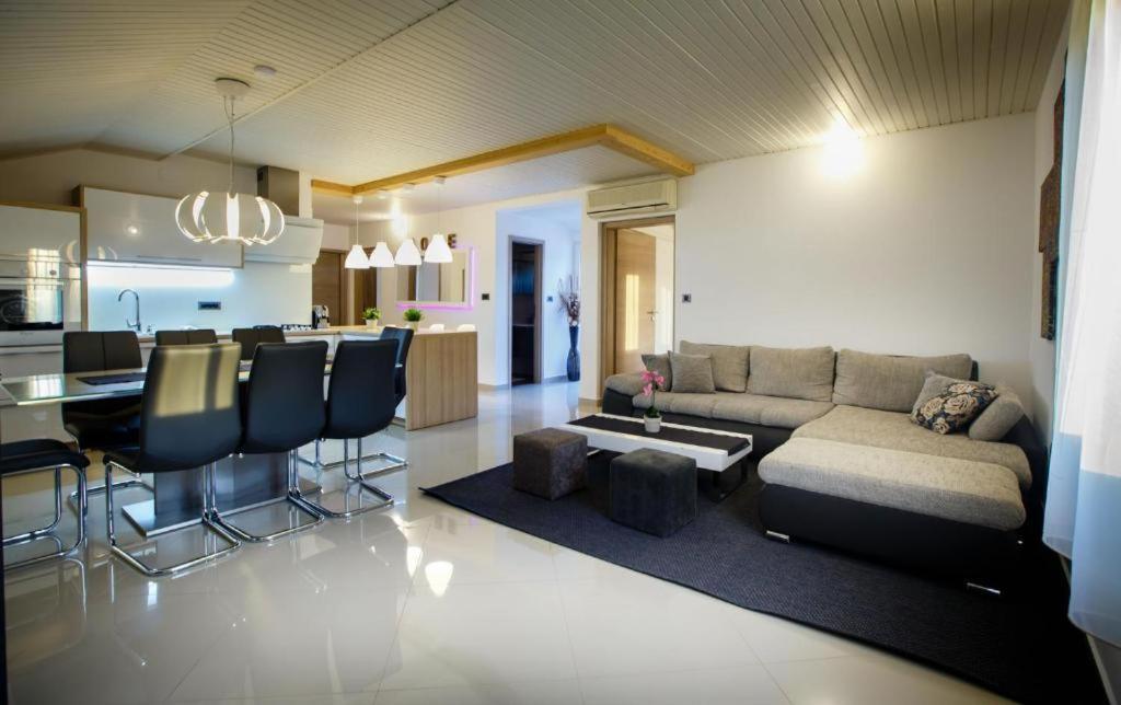 Foric Apartments With Outdoor Heated Pool Rab Town Zewnętrze zdjęcie
