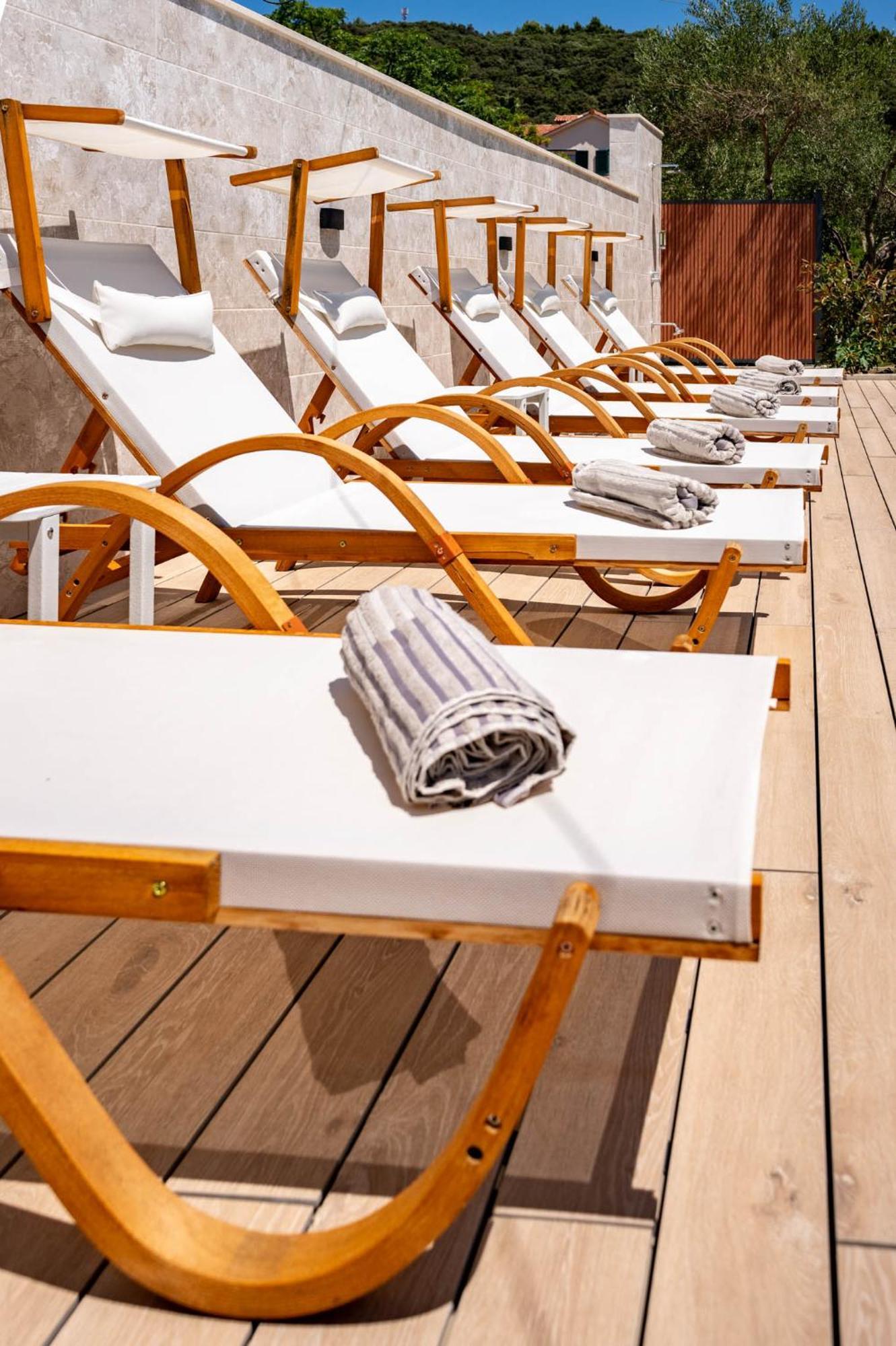 Foric Apartments With Outdoor Heated Pool Rab Town Zewnętrze zdjęcie