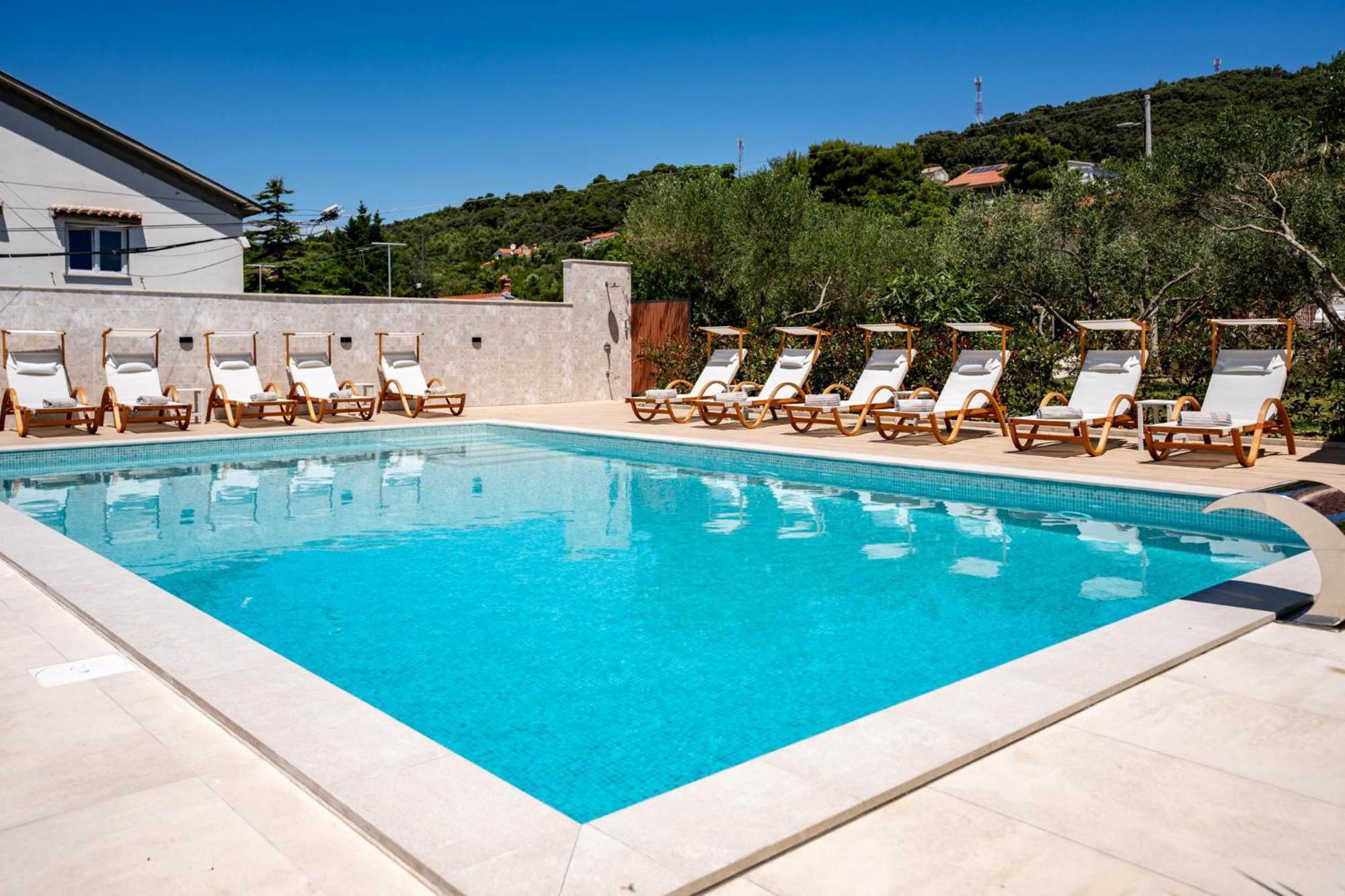 Foric Apartments With Outdoor Heated Pool Rab Town Zewnętrze zdjęcie