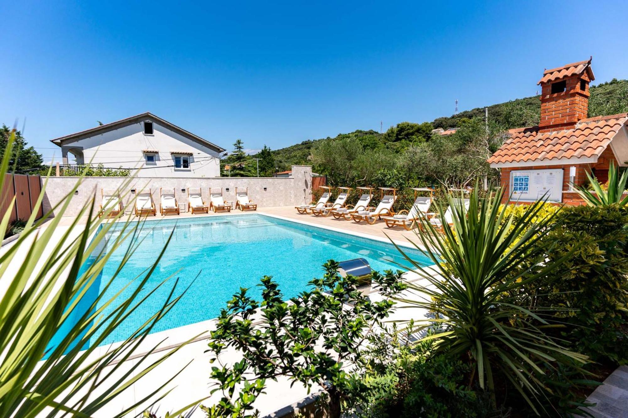 Foric Apartments With Outdoor Heated Pool Rab Town Zewnętrze zdjęcie