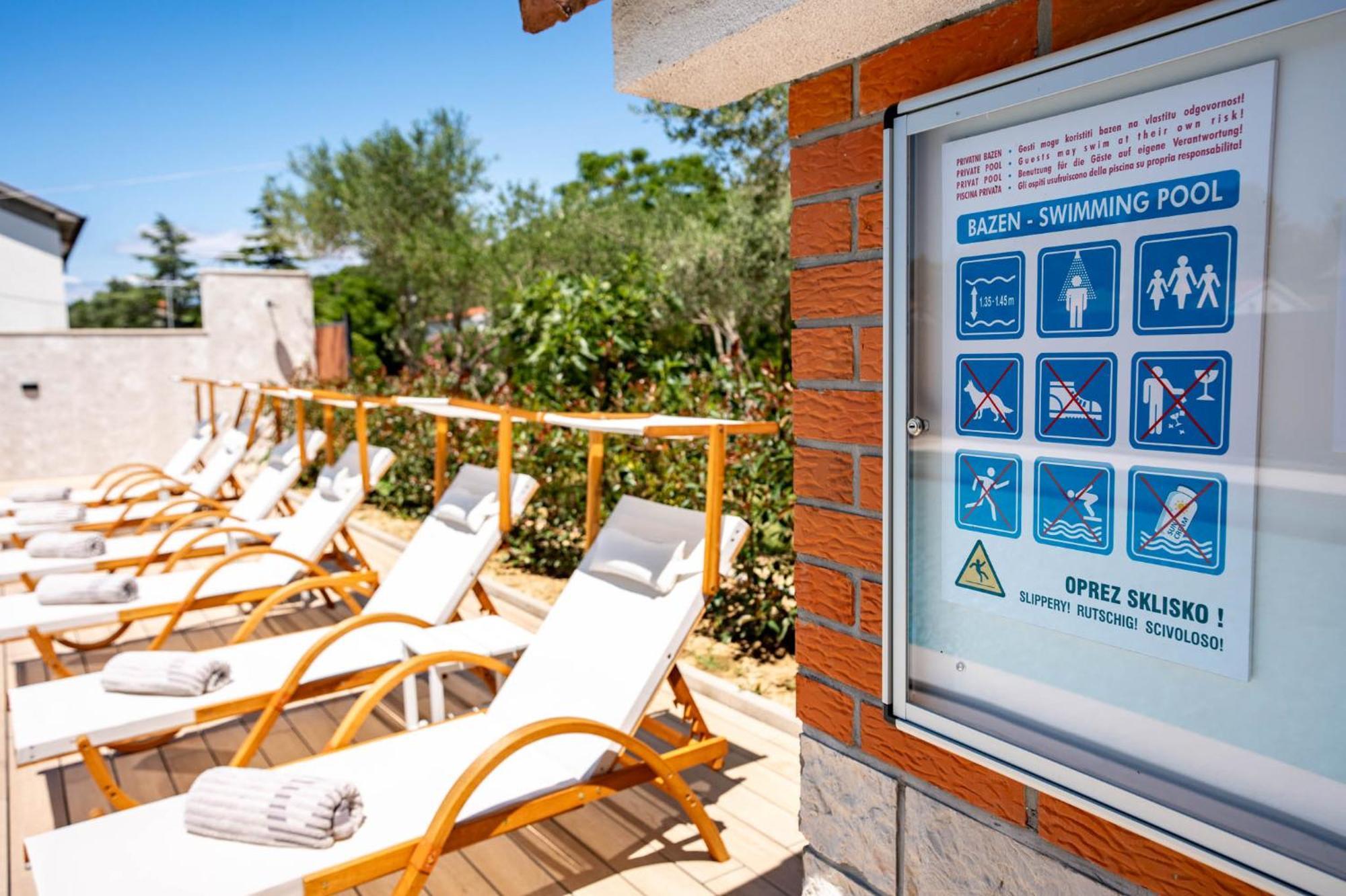 Foric Apartments With Outdoor Heated Pool Rab Town Zewnętrze zdjęcie