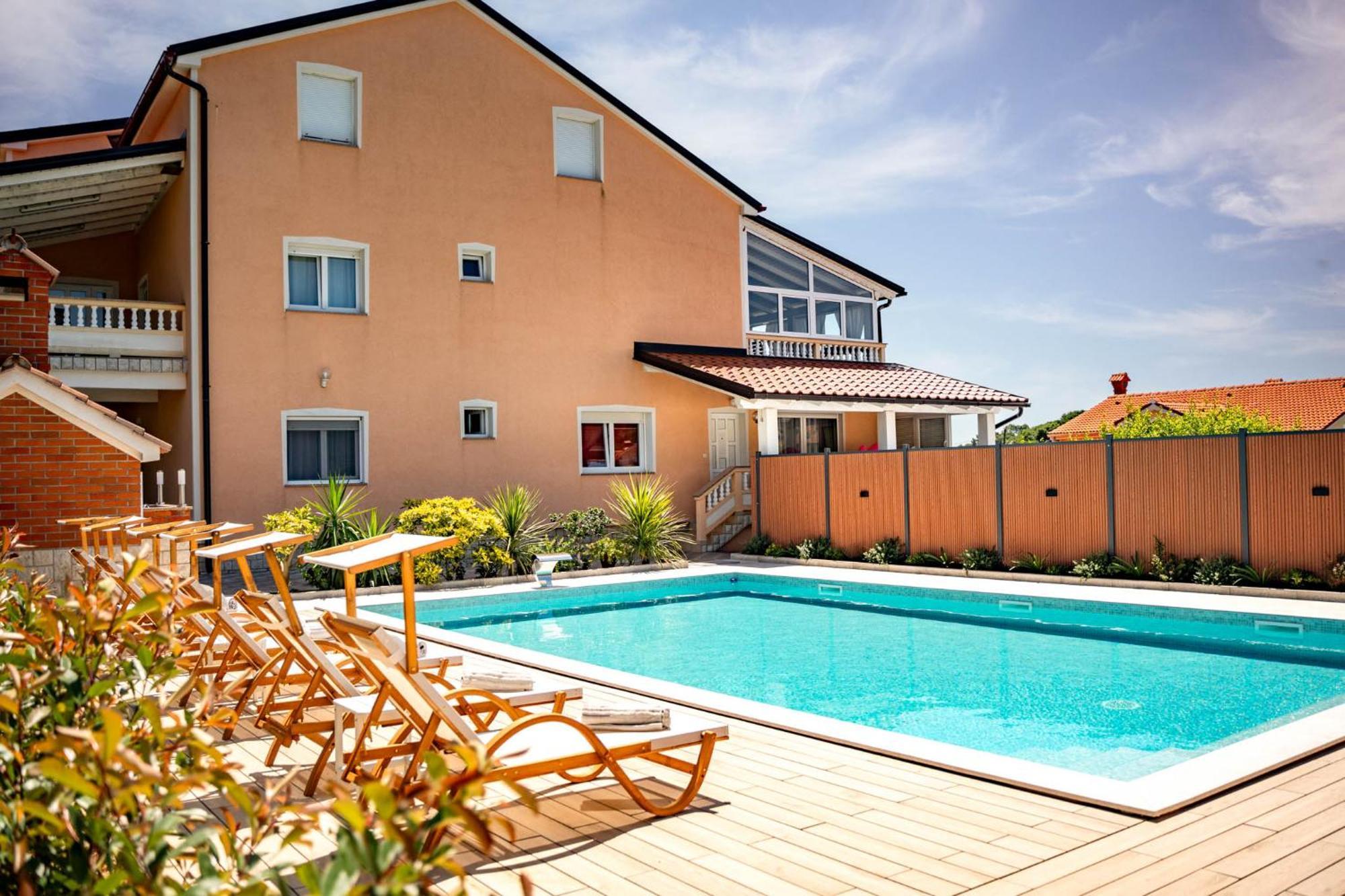 Foric Apartments With Outdoor Heated Pool Rab Town Zewnętrze zdjęcie