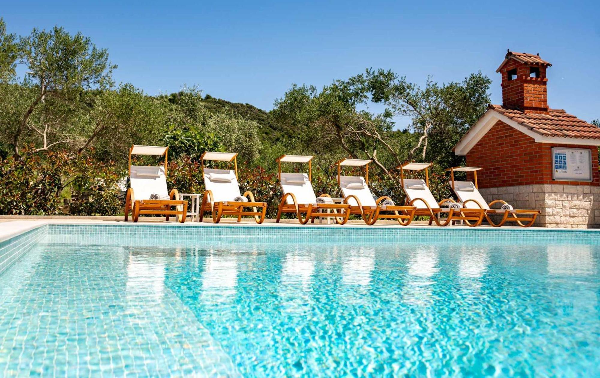 Foric Apartments With Outdoor Heated Pool Rab Town Zewnętrze zdjęcie