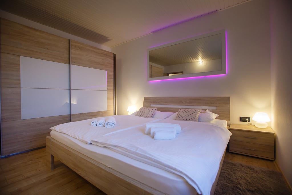 Foric Apartments With Outdoor Heated Pool Rab Town Zewnętrze zdjęcie