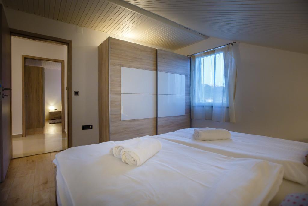 Foric Apartments With Outdoor Heated Pool Rab Town Zewnętrze zdjęcie
