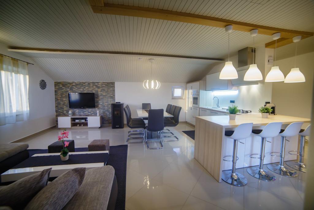 Foric Apartments With Outdoor Heated Pool Rab Town Zewnętrze zdjęcie